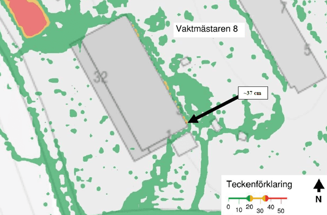 Analys i beräkningsverktyget SCALGO som visar befintlig situation vid skyfall. En större mängd skyfallsvatten avrinner längs med Vaktmästaren 8:s byggnad efter ca tre timmar. Grön färg symboliserar ett vattendjup på 0–20 cm, gul färg symboliserar vattendjup på 20–35 cm och röd färg symboliserar ett vattendjup på 35–55 cm.