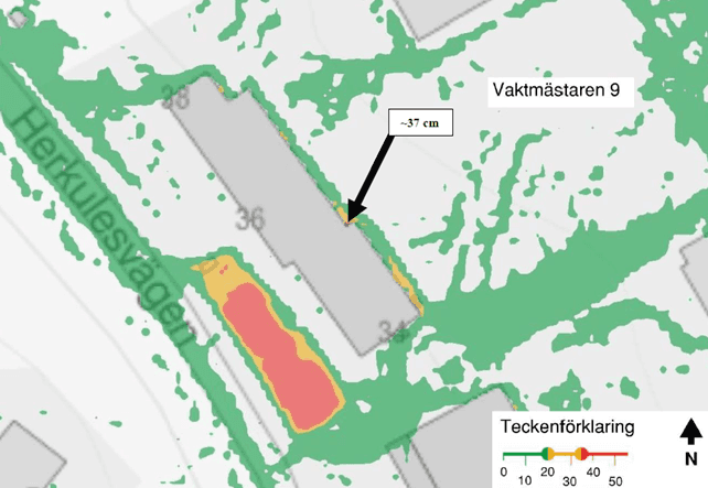 Analys i beräkningsverktyget SCALGO som visar befintlig situation vid skyfall. En större mängd skyfallsvatten avrinner längs med Vaktmästaren 9:s byggnad efter ca tre timmar. Grön färg symboliserar ett vattendjup på 0–20 cm, gul färg symboliserar vattendjup på 20–35 cm och röd färg symboliserar ett vattendjup på 35–55 cm.