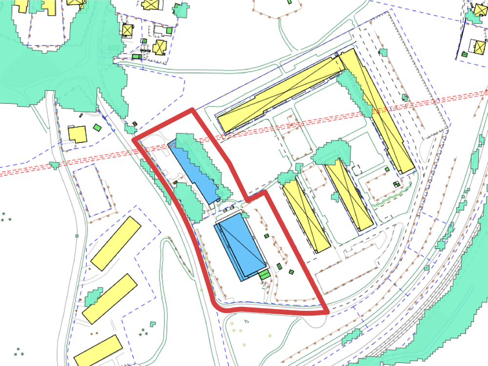 Maxutbredning 100-årsregn i grön färg. Planområdet är markerat med röd markering. Underlaget kommer från Länsstyrelsen i Stockholms läns dynamiska skyfallskartering. Enligt samma kartering bedöms det maximala djupet vid 100-års regn vara 10–30 cm. Gällande det maximala vattendjupet är resultatet en sammanslagning av de maximala vattendjup som uppstår i alla individuella beräkningspunkter, oavsett tidpunkt.