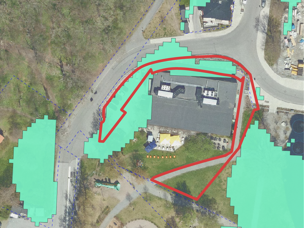 Bilden visar maxutbredning 100-års regn. Från Länsstyrelsen Stockholms dynamiska skyfallskartering. Beräkningarna är gjorda i MIKE21 som är ett professionellt beräkningsverktyg. Enligt samma kartering bedöms det maximala djupet vid 100-års regn vara 10–30 cm. Gällande det maximala vattendjupet är resultatet en sammanslagning av de maximala vattendjup som uppstår i alla individuella beräkningspunkter, oavsett tidpunkt. Planområdet är markerat i rött.