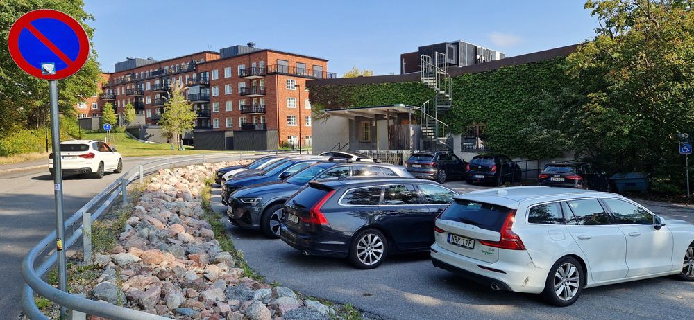 Bilden visar den befintliga parkeringen på fastigheten Aga 1.