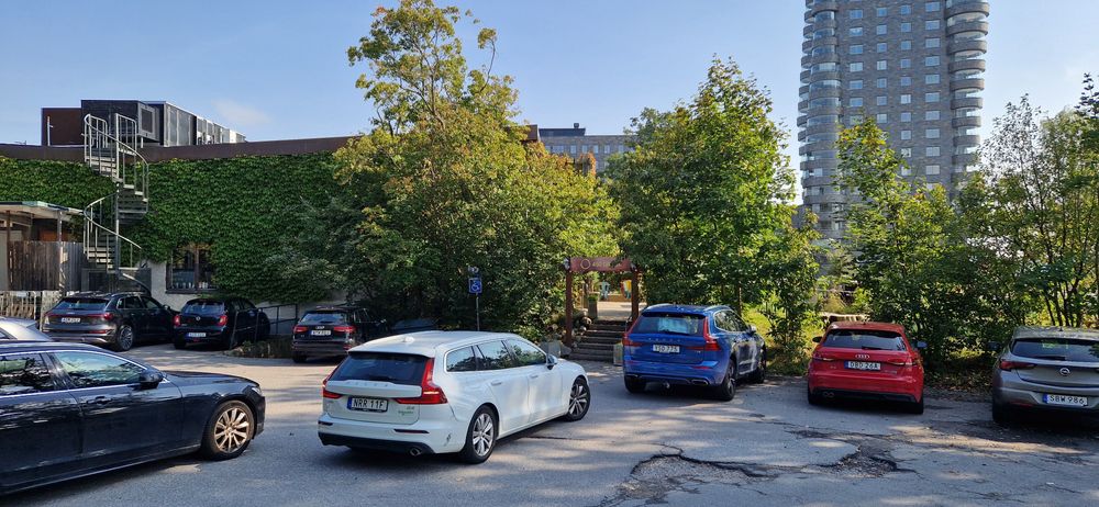 En befintlig parkering finns väster om restaurangbyggnaden inom planområdet. Parkeringen har plats för ca 10 bilar. Parkeringen har asfaltsbeläggning. Parkeringen ligger inom mark som i gällande detaljplan är reserverat för lokalgata och är därmed inte planenligt.