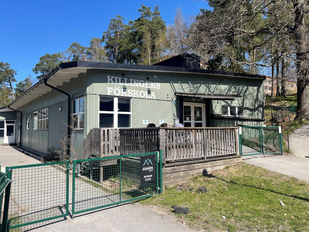 Vy över byggnaden på Vaktmästaren 9. Bilden visar Killingens förskolas entré.