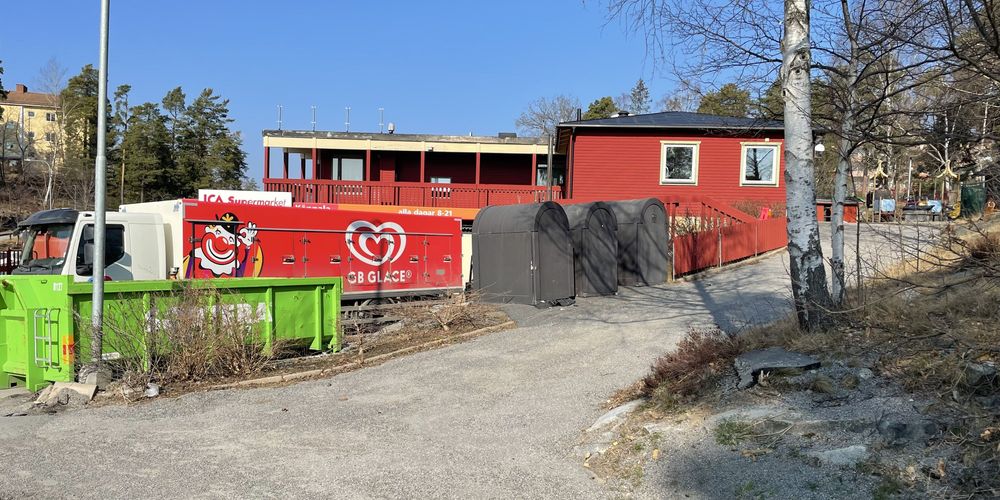 Befintliga avfallskärl på fastigheten Vaktmästaren 8.