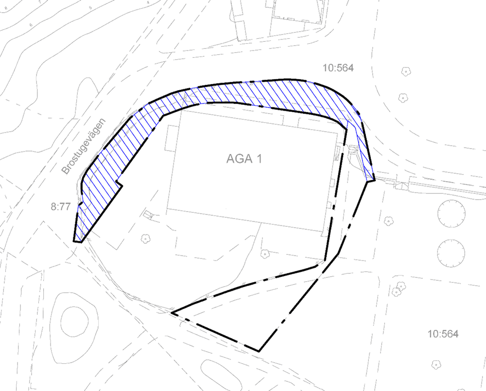 Skrafferad yta i blått visar vilka delar där strandskyddet avses att upphävas enligt miljöbalken 7 kap. 18 c § punkt 1. Planområdet är markerat med svart linje.