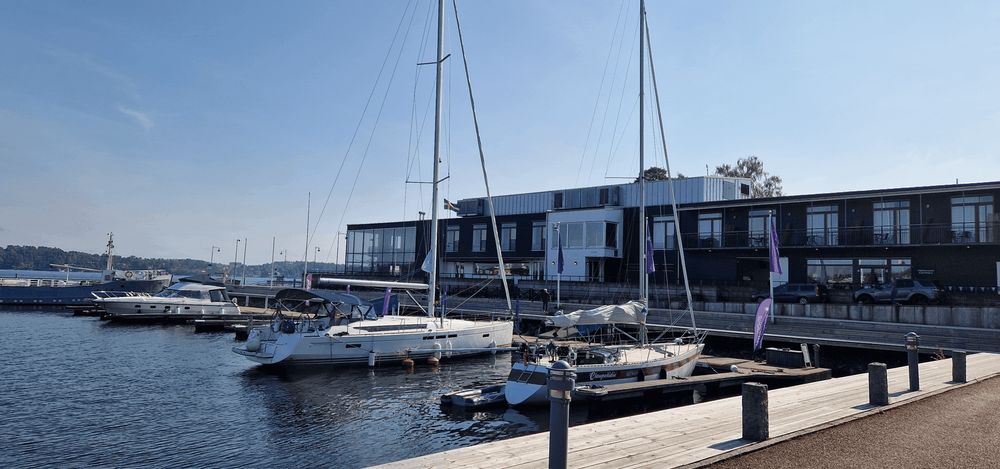 Byggnaden på Stapelbädden 9 sedd från norr med bryggor i förgrunden. 