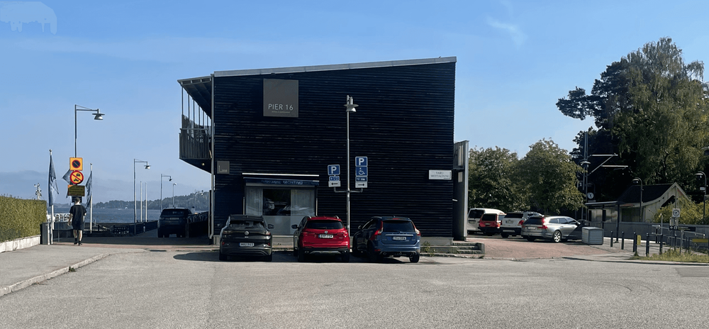 Värdshusvägen avslutas med en vändplan framför den västra fasaden på byggnaden på Stapelbädden 9.