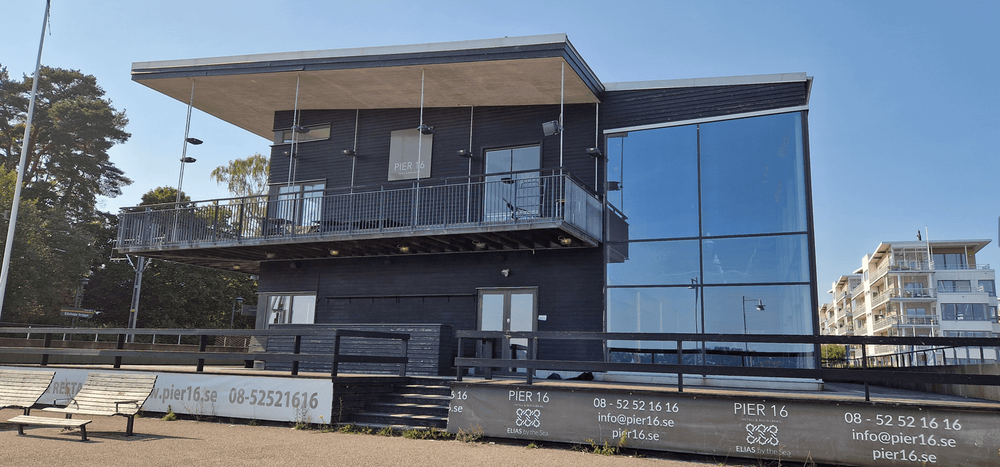 Den östra fasaden ut mot vattnet på byggnaden på Stapelbädden 9.