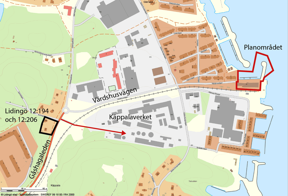 Bilden visar planområdets lokalisering i förhållande till Käppalaverket och fastigheterna Lidingö 12:194 och 12:206. Röd pil visar den infart som används för leveranser av farligt gods till Käppalaverket. Inga transporter körs till planområdet.