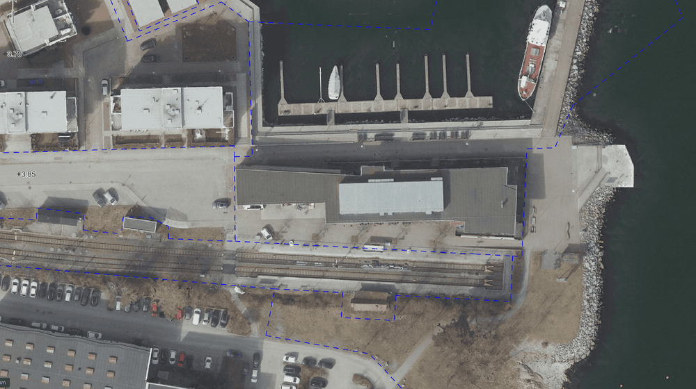 Lidingöbana går parallellt med fastighetens södra gräns. Hållplatsen Gåshaga brygga är ändhållplats på Lidingöbanan.