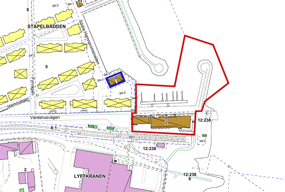 Bilden visar fastighetsgränser med rött och blått för Stapelbädden 9 som består av två lotter. Aktuellt planområde omfattar lott nummer två som är markerad med röd linje.