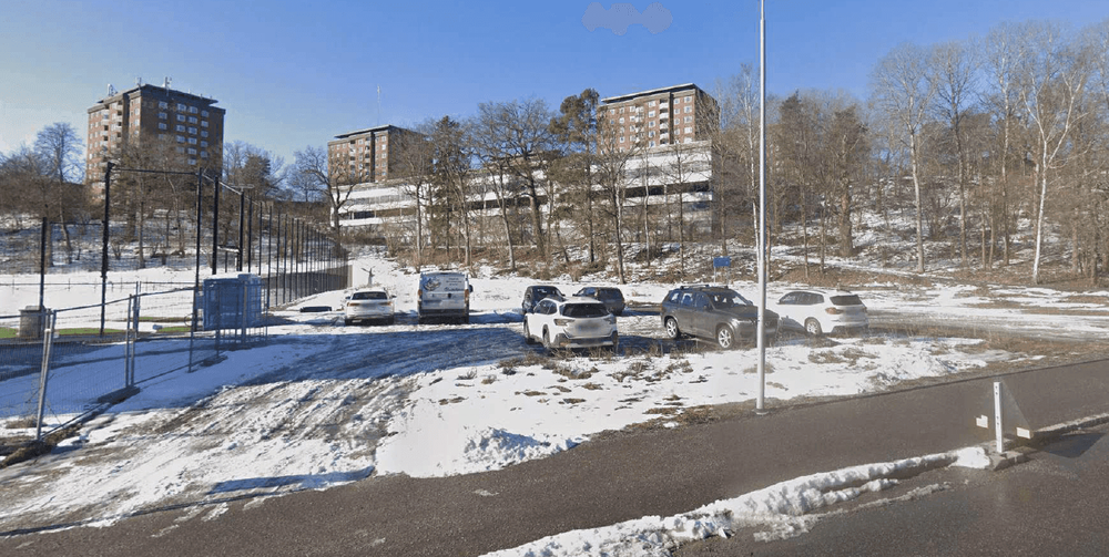 Idag. Vy från Agavägen med parkeringshuset, fotbollsplan och bebyggelsen i Larsberg.