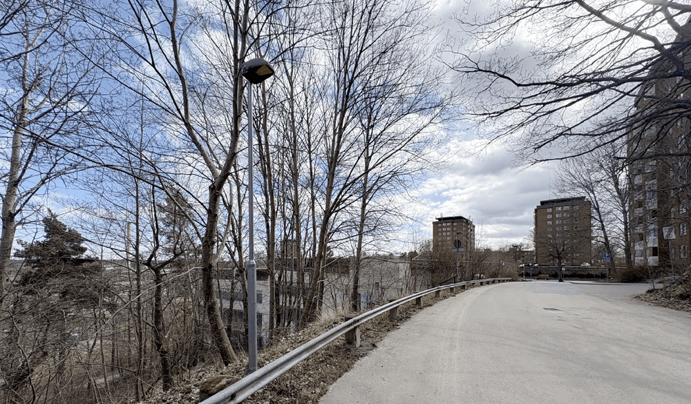 Idag. Vy från vägen väster om parkeringshuset upp mot Larsbergs skola.