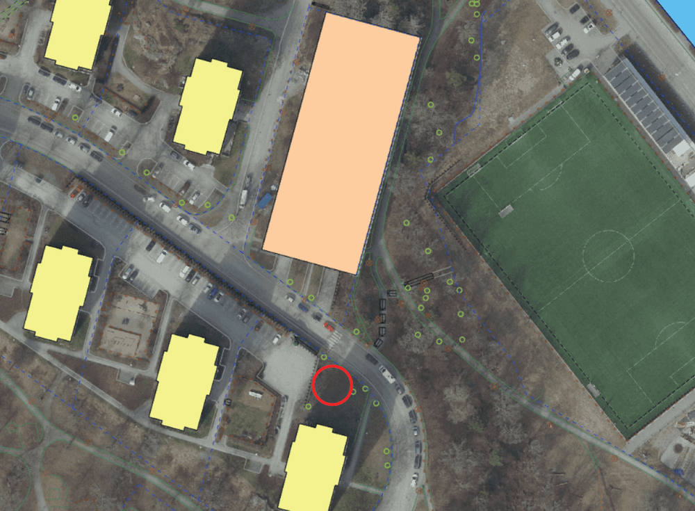 Röd cirkel visar föreslagen plats för ny nätstationen.