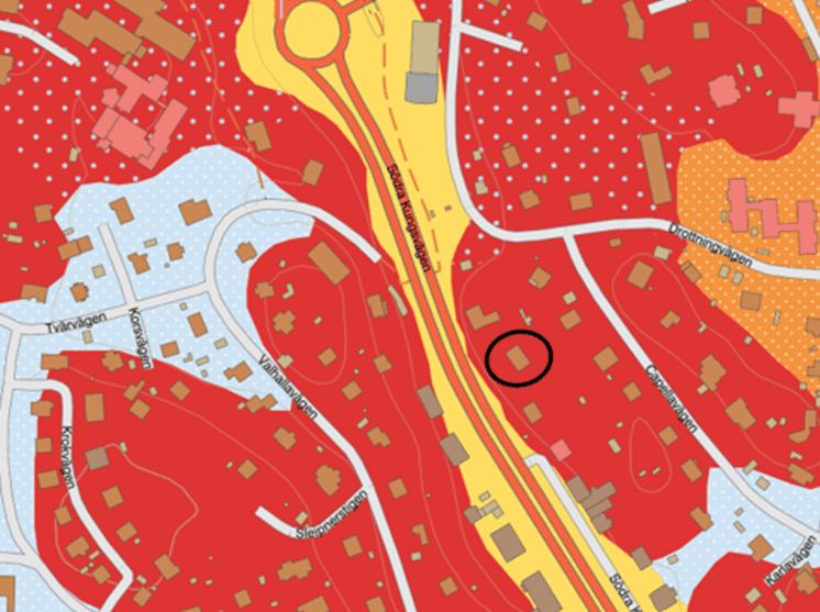 Bilden visar jordartskarta. Röd färg symboliserar urberg. Fastigheten är inringad svart. Bild: SGU