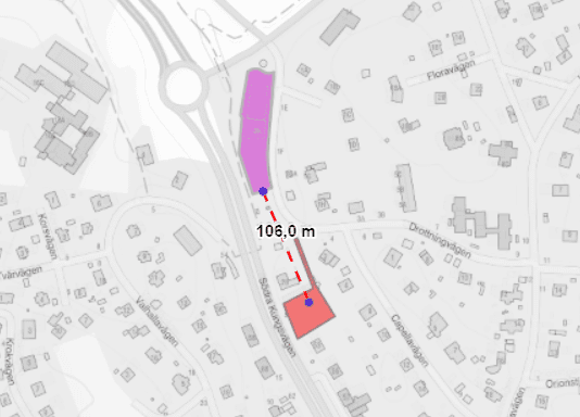 Bilden visar fastigheten Repslagarebanan 1 i lila och Geväret 23 i rött. 