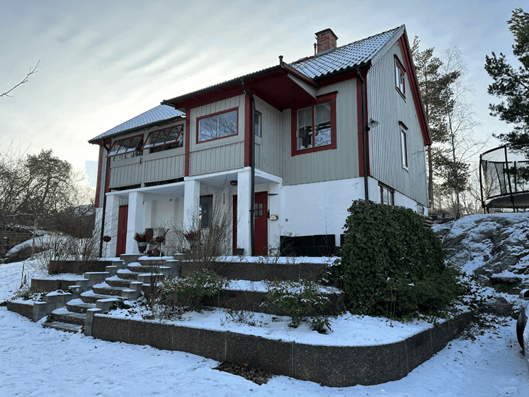 Bilden visar bostadsbyggnaden från det nordöstra hörnet av fastigheten.