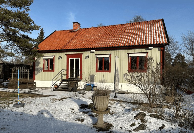 Bilden visar bostadsbyggnaden från det västra sidan av fastigheten.