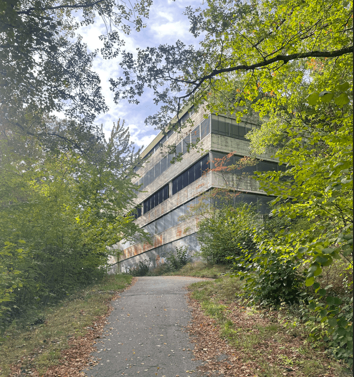 Parkeringshuset sett från gång- och cykelvägen i öster. 