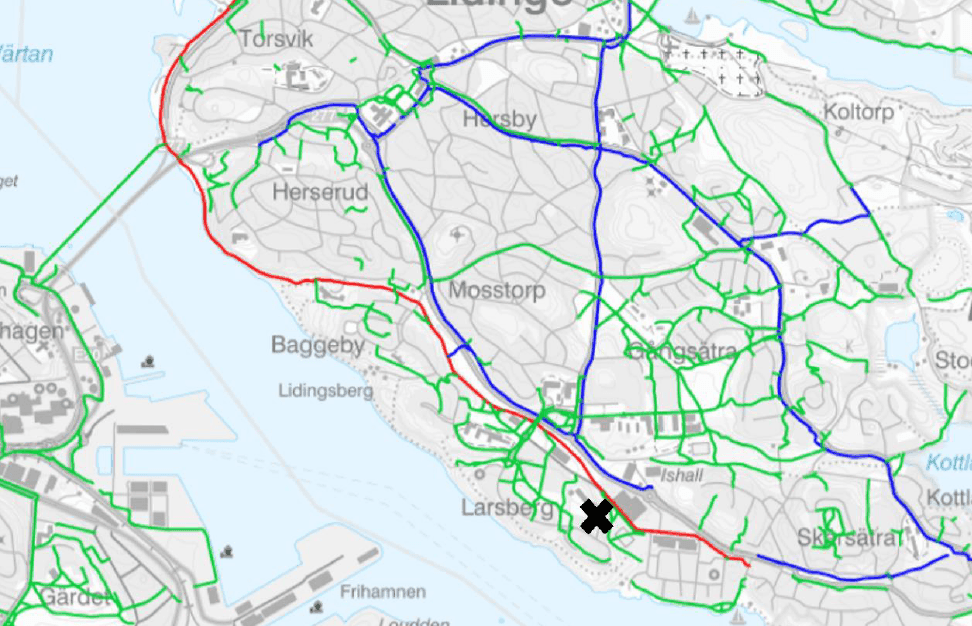 Cykelvägar inom närområdet. Röd linje visar regional cykelväg, blå linje visar huvudcykelväg och grön linje visar lokal cykelväg. Planområdets läge illustreras med ett kryss. Bild: WSP.